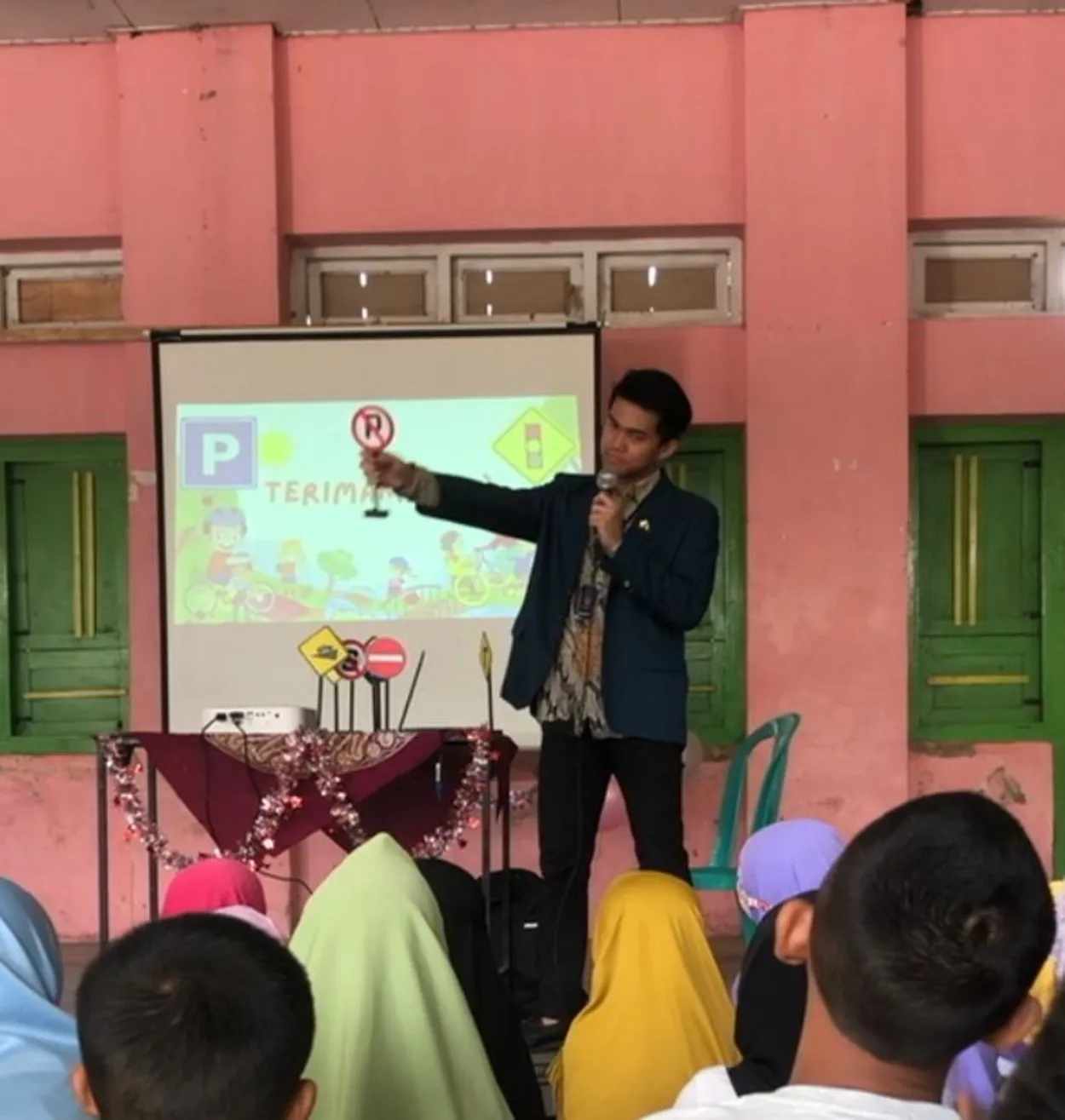 Mahasiswa KKN Tim II Undip Lakukan Diskusi Paham Hukum Etika Bermedia Sosial dengan Masyarakat Desa