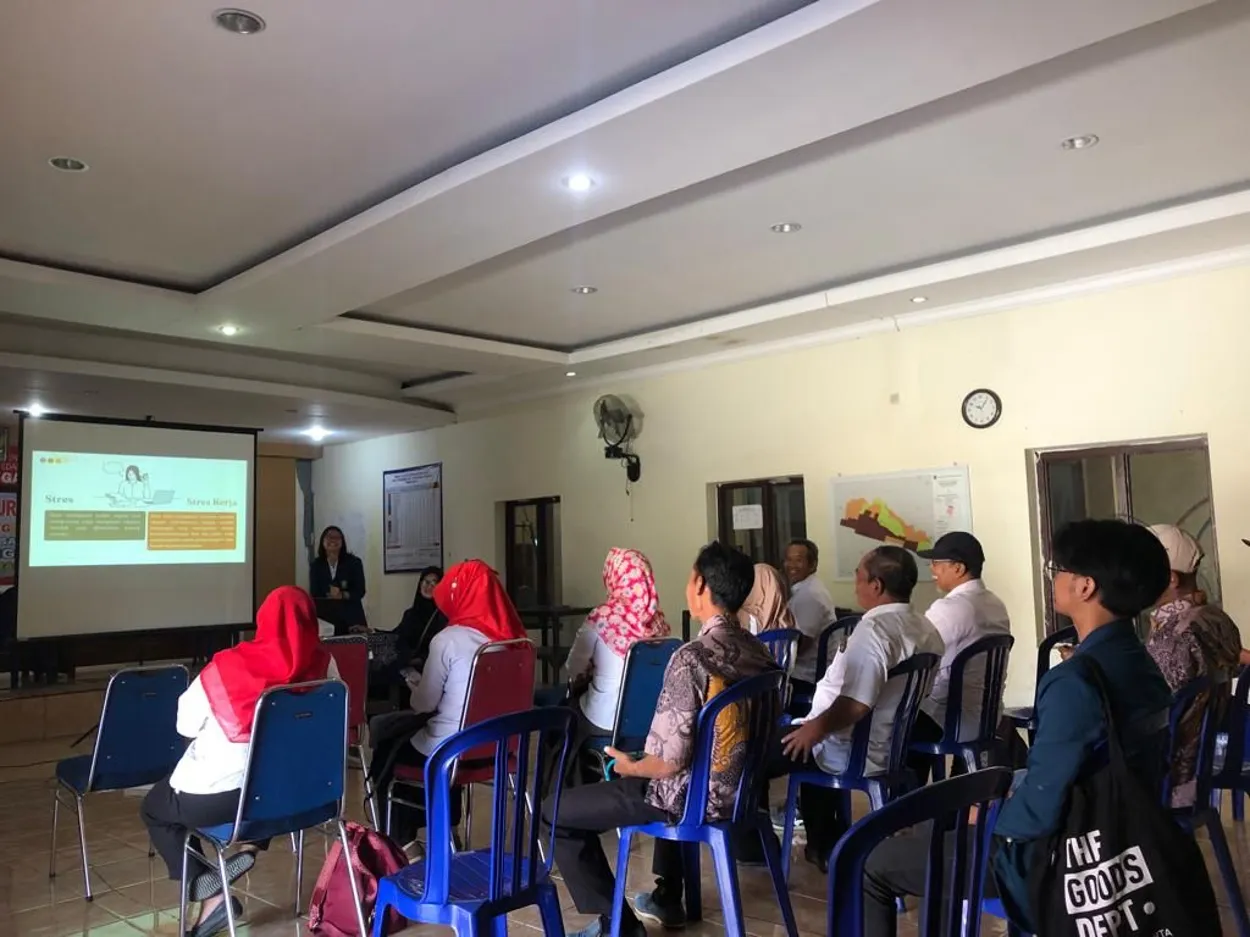 Mengelola Pikiran, Meraih Kesejahteraan: Pelatihan Manajemen Stres untuk Perangkat Desa Kaligawe