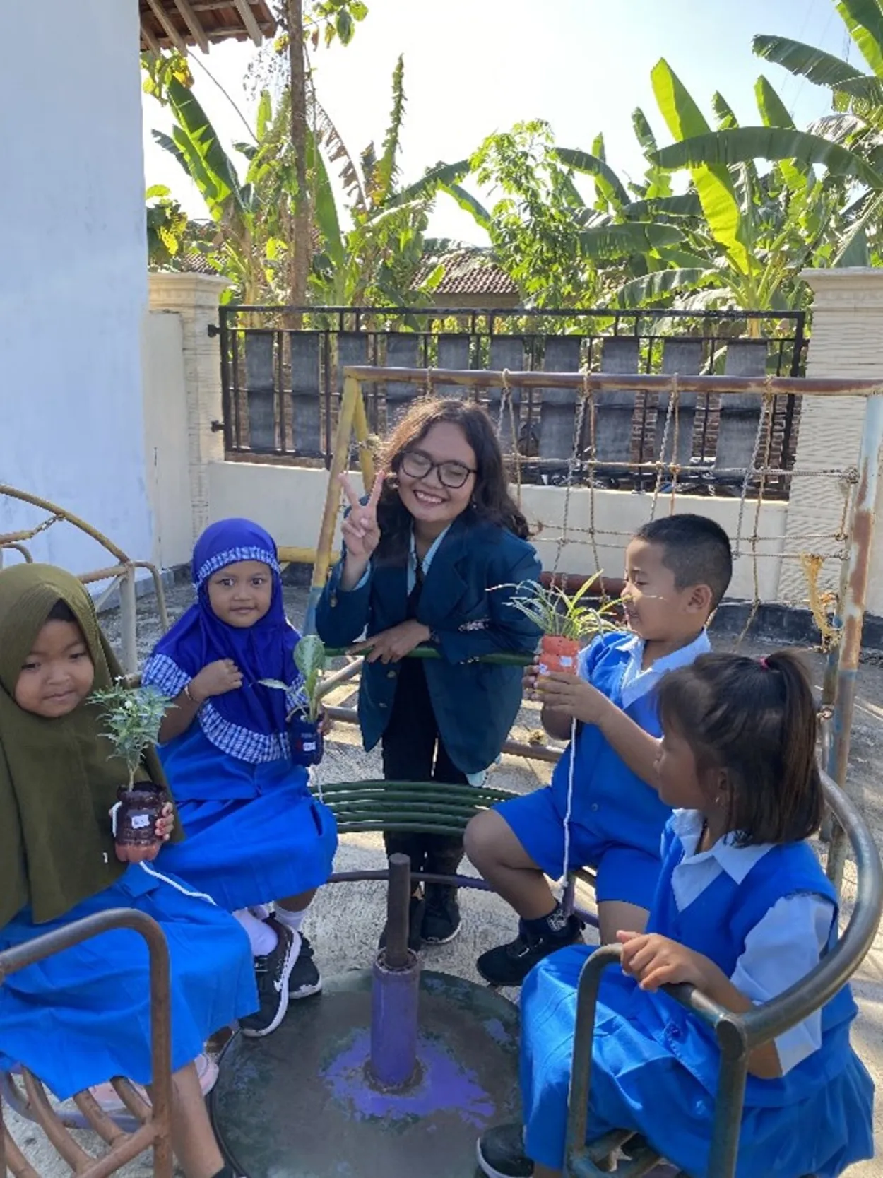 KESEMEK : Kelas Seni Menyenangkan dalam Pembuatan Mini Garden pada Anak Usia Dini