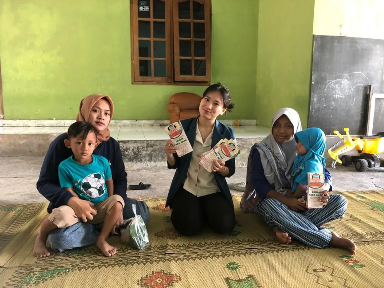 Mahasiswa KKN TIM II UNDIP 2022/2023 Bantu Ibu Atasi Anak Demam Tanpa Panik