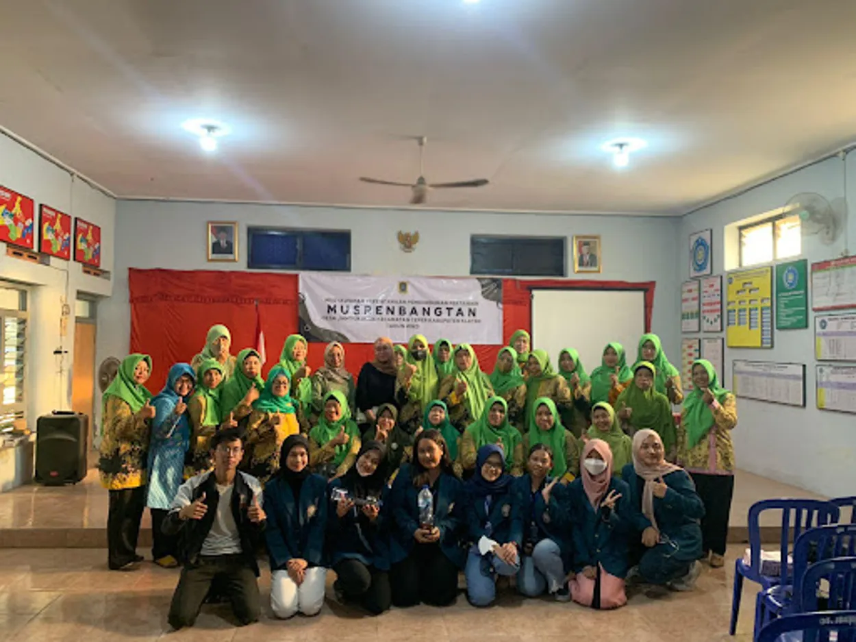 WUJUDKAN HIDUP PRODUKTIF : MAHASISWA TIM II KKN UNDIP MENGAJARKAN PENANAMAN VERTIKULTUR