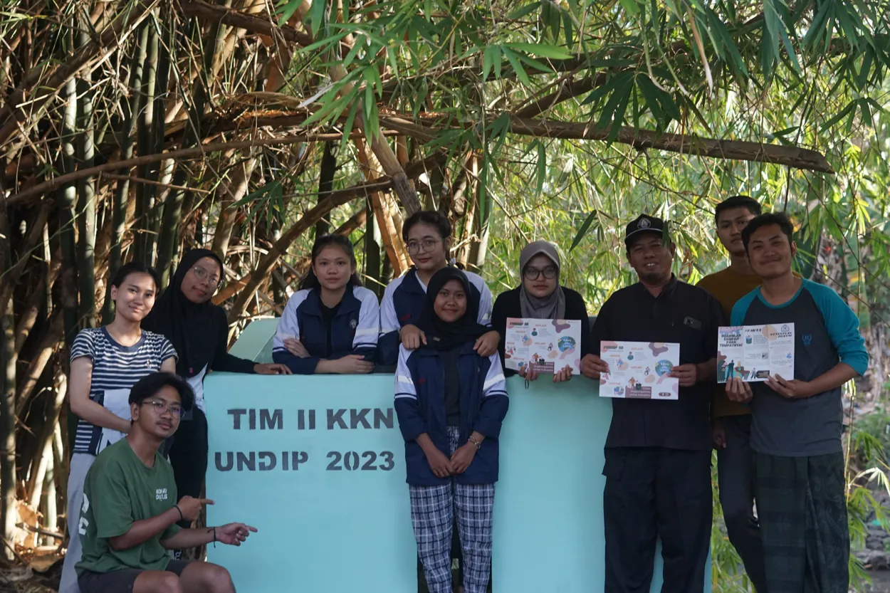 Bersihkan Desa, Lindungi Lingkungan: TIM II KKN Undip Wujudkan Pengadaan Bak Sampah di Desa Kaligawe