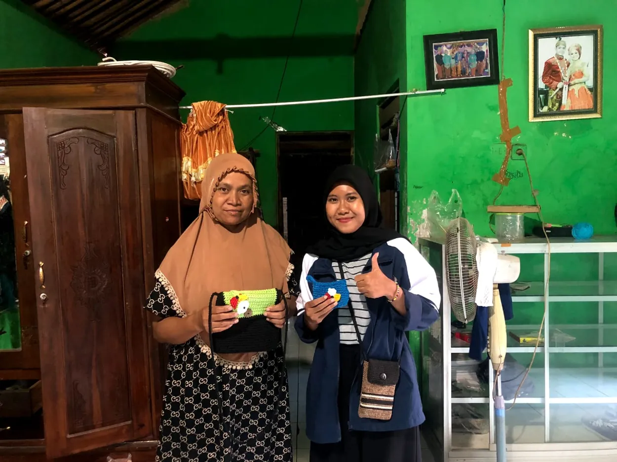 Tawarkan Desain Produk Tas Rajut, Mahasiswa KKN Undip Upayakan Pemberdayaan UMKM Desa Kaligawe
