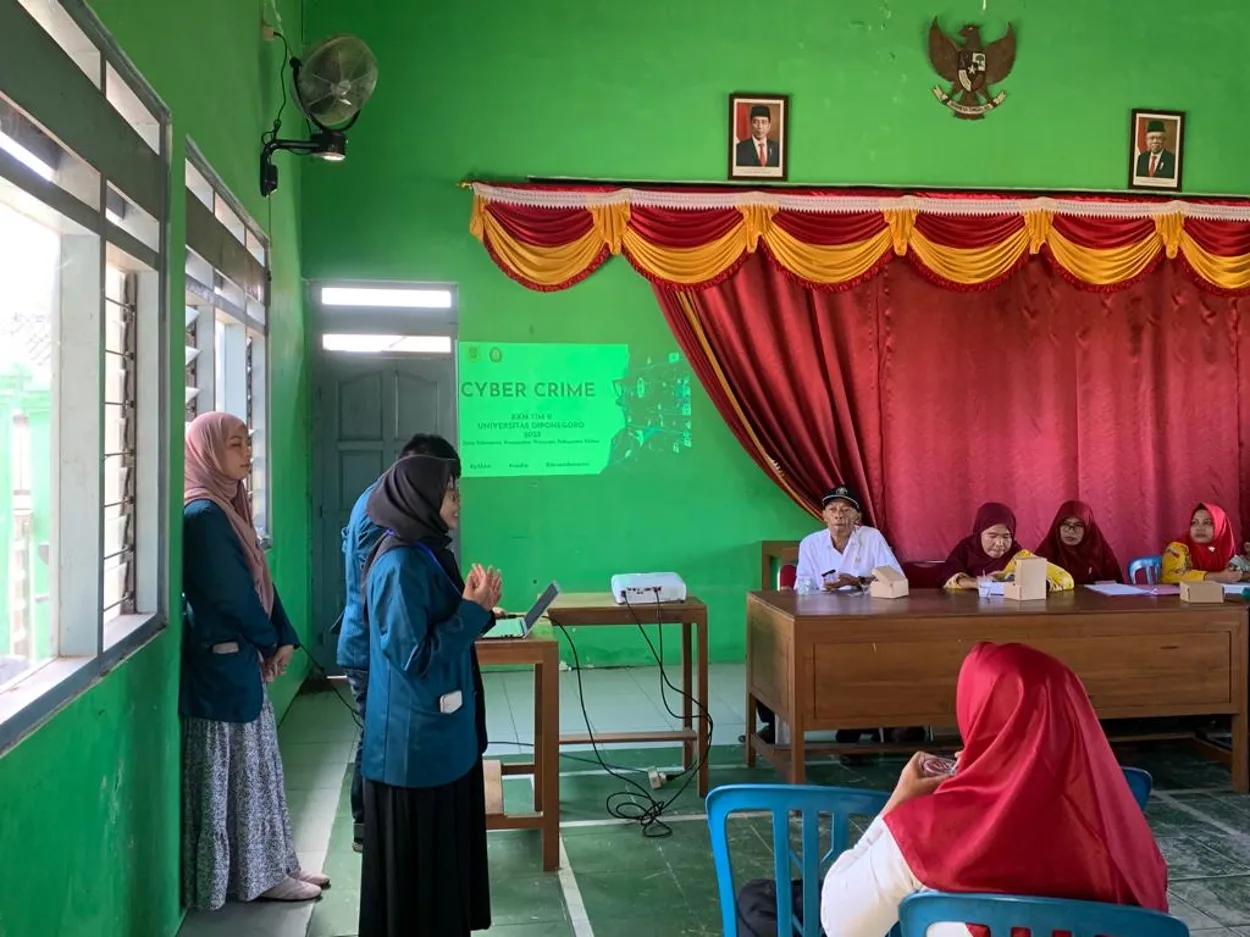 Waspada Cybercrime, Mahasiswa KKN UNDIP Mengadakan Penyuluhan Tentang Bahaya Kejahatan Dunia Maya
